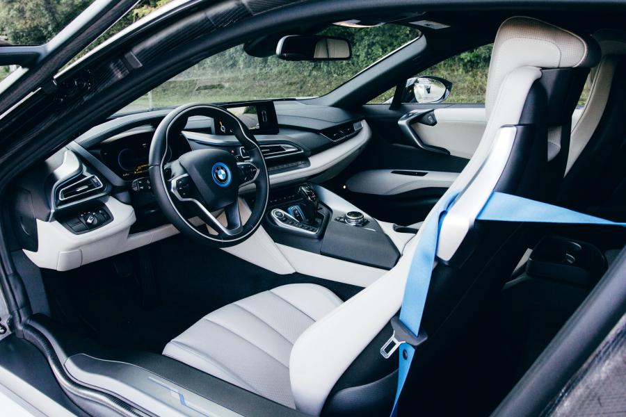 Интерьер BMW i8 (I12) 2014 года  (NA) (фото 15 из 23)